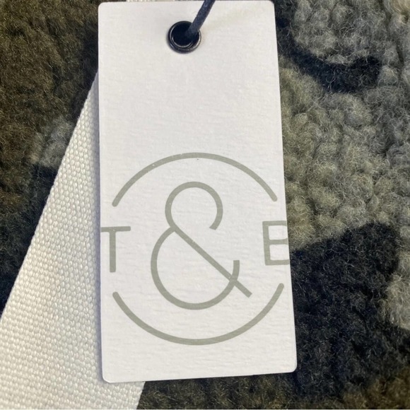 𝅺nwt Treasure And Bond Olive Camo Pullover - Picture 5 of 9